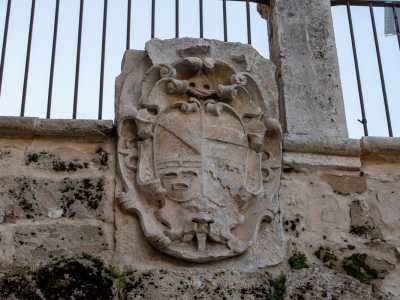 ...anch'esso composto da conci a bugnato, sormontato dallo stemma dei nobili Giudice-Caracciolo